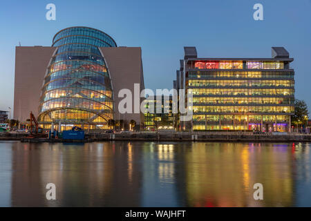 Convention Center sur la Liffey au crépuscule dans le centre-ville de Dublin, Irlande Banque D'Images