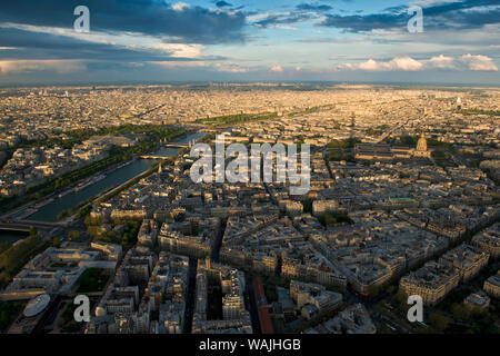 Vue de haut niveau à travers Paris Quartier Invalides, avec l'ombre de la Tour Eiffel. Paris, France Banque D'Images