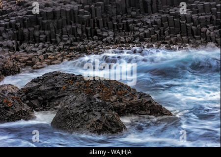 Les vagues déferlent en basalte (à la Chaussée des géants dans le comté d'Antrim, en Irlande du Nord Banque D'Images