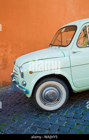 L'Italie, Rome. Avant de vintage car sur rue. En tant que crédit : Jim Nilsen / Jaynes Gallery / DanitaDelimont.com Banque D'Images