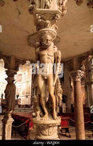 La cathédrale de Pise, Italie, Duomo di Pisa. Une cathédrale catholique de style roman pisan médiéval dédié à l'Assomption de la Vierge Marie, dans la Piazza dei Miracoli. Architecture d'intérieur. Banque D'Images