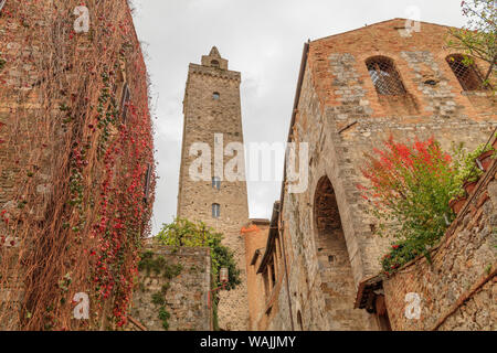 L'Italie, la Toscane, Sienne, San Gimignano. Petite ville médiévale fortifiée, hill, connu sous le nom de ville de beaux tours. De style roman et gothique de l'architecture médiévale, la préservation des maisons-tours. Site du patrimoine mondial de l'UNESCO. Banque D'Images