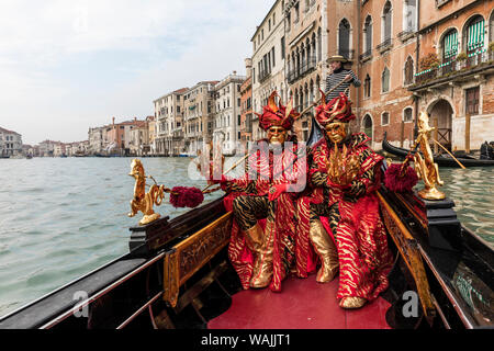 L'Italie, Venise. Deltaplane en gondole sur le Grand Canal à Carnevale (MR) Banque D'Images