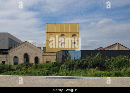 Milan, ITALIE 17 Août 2019 - Prada Fondzione museum - jaune d'or à chaud du bâtiment la nouvelle place dans l'Adriano Olivetti au sud de la ville Banque D'Images