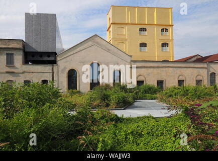 Milan, ITALIE 17 Août 2019 - Prada Fondzione museum - jaune d'or à chaud du bâtiment la nouvelle place dans l'Adriano Olivetti au sud de la ville Banque D'Images