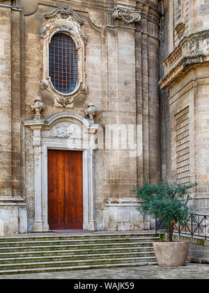 L'Italie, Bari, Pouilles, Monopoli. Entrée de la Basilica Cattedrale Maria Santissima della Madia. Banque D'Images