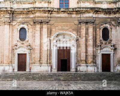 L'Italie, Bari, Pouilles, Monopoli. Entrée de la Basilica Cattedrale Maria Santissima della Madia. Banque D'Images