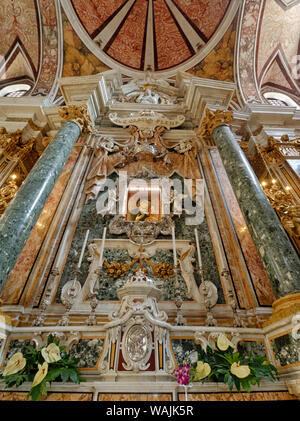 L'Italie, Bari, Pouilles, Monopoli. Intérieur de la cathédrale de Monopoli, une église catholique romaine, également connu sous le nom de la Basilique de la Madonna della Madia ou Santa Maria della Madia. Banque D'Images