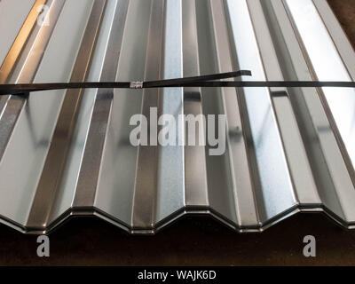 Profil galvanisé inoxydable empilés feuille. De couleur argent matériau de construction. Banque D'Images