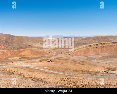 Vue depuis le col de montagne Abra de Potrerillos, Salar en arrière-plan. Paysage près de Salinas Grandes salines dans l'Altiplano, de l'Argentine. Banque D'Images