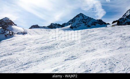 L'Autriche, Stubai - 1 novembre 2011 : les snowboarders et skieurs équitation sur les pentes du Stubaier Gletscher, Alpes station de ski en Autriche. Banque D'Images