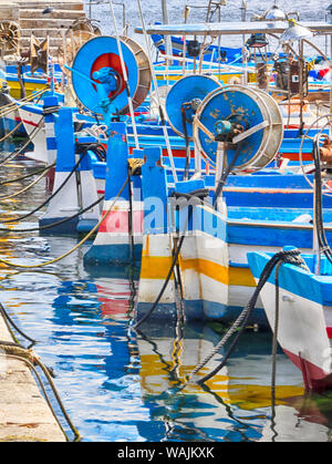 Italie, Sicile, Mondello. Bateaux de pêche en bois dans la région de Harbour Banque D'Images