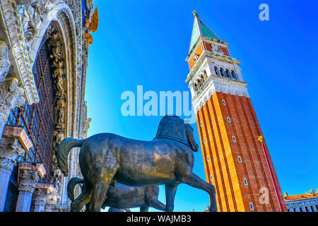 La Basilique Saint Marc, la place Piazza San Marco (Place Saint Marc), Venise, Italie. Tout d'abord érigée en 1173. Créé 1063, l'église Saint Mark's AD reliques déplacé à cette église Banque D'Images