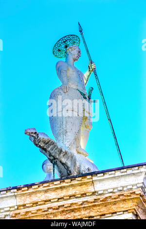 Saint Theodore tuant colonne alligator, Piazza San Marco (Place Saint Marc), Venise, Italie. Saint Theodore était 4ème siècle saint et premier Saint Patron de Venise. A la colonne à Venise en 1125 Banque D'Images