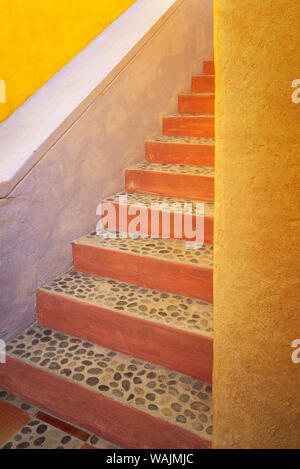Le Mexique, Costalegre. Escaliers en pierre colorée. En tant que crédit : Jim Nilsen / Jaynes Gallery / DanitaDelimont.com Banque D'Images