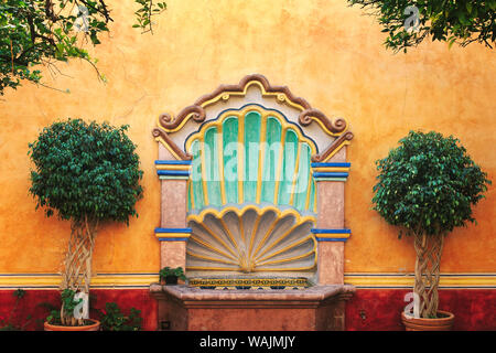 Le Mexique, Querétaro. Cour intérieure avec fontaine. En tant que crédit : Jim Nilsen / Jaynes Gallery / DanitaDelimont.com Banque D'Images
