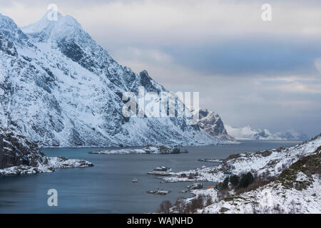 La Norvège, îles Lofoten, Vestvag Unstad, de l'île. Vue sur la côte rocheuse sur la façon d'Unstad. Banque D'Images
