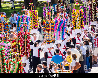 Le Portugal, Tomar. Les jeunes filles portant les Tabuleiros dans la procession sont décorées avec des symboles de l'Esprit Saint Banque D'Images