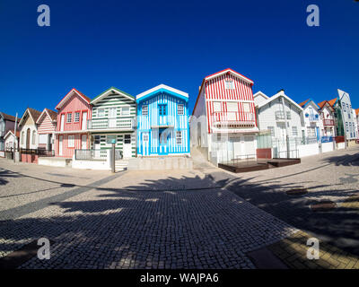 Portugal, Costa Nova. Maisons colorées Palheiros Banque D'Images