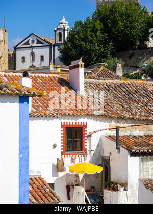 Le Portugal, Leiria. Toits à Obidos cityscape Banque D'Images