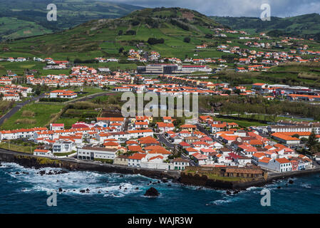 Le Portugal, Açores, île de Faial, Horta. Portrait de la ville et de Porto Pim Monte de Guia Banque D'Images