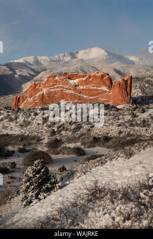 USA, Colorado, le Jardin des Dieux. Neige fraîche sur Pikes Peak et formation de grès. En tant que crédit : Don Grall / Jaynes Gallery / DanitaDelimont.com Banque D'Images