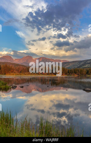 Lever du soleil sur la montagne Flattop et au-dessus du lac Sprague dans Rocky Mountain National Park, Colorado, USA Banque D'Images