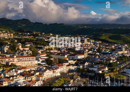 Le Portugal, Açores, île de Faial, Horta. Ville élevée vue depuis le Monte Quelmado Banque D'Images