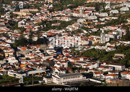 Le Portugal, Açores, île de Faial, Horta. Ville élevée vue depuis le Miradouro Espalamaca Banque D'Images