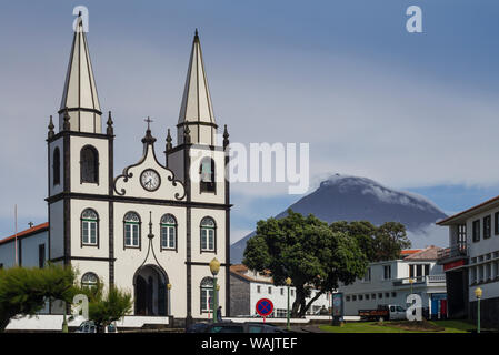 Le Portugal, Açores, l'île de Pico, Madalena. L'église Igreja de Santa Madalena et Volcan Pico Banque D'Images