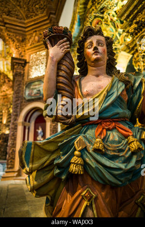 Le Portugal, Azores, Sao Miguel Island, Ponta Delgada. Igreja do Colegio dos jésuites de Ponta Delgada, l'intérieur de l'Église statue religieuse Banque D'Images