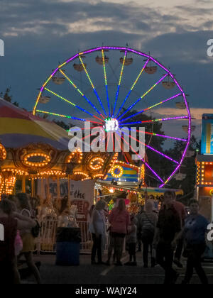 USA, Indiana, Indianapolis. Roue du ciel et merry-go-round au crépuscule. En tant que crédit : Wendy Kaveney Jaynes / Galerie / DanitaDelimont.com Banque D'Images