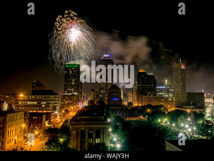 USA, Indiana, Indianapolis. D'artifice au-dessus l'Indianapolis skyline Banque D'Images