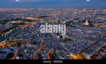 Au crépuscule de la ville de Paris. Vue de haut niveau à l'Est de la Tour Eiffel, Paris, France Banque D'Images