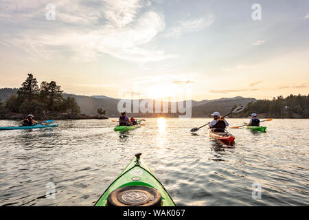 Famille en kayak de mer sur le lac Flathead dans Somers, Montana, USA (MR) Banque D'Images