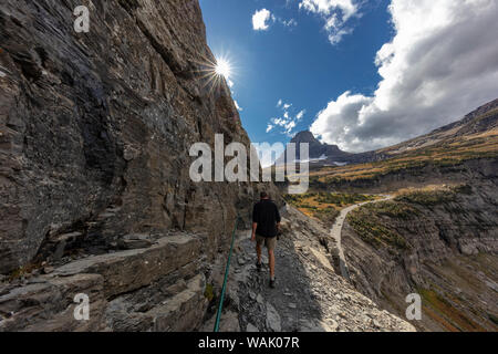 La section étroite de la Highline Trail au-dessus de la route de Sun dans le Glacier National Park, Montana, USA Banque D'Images