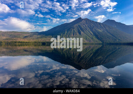 Stanton Mountain sur un lac calme McDonald dans le Glacier National Park, Montana, USA Banque D'Images