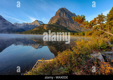 Grinnell Point et Mt. Gould la réflexion dans le lac Swiftcurrent au début de l'automne dans le Glacier National Park, Montana, USA Banque D'Images