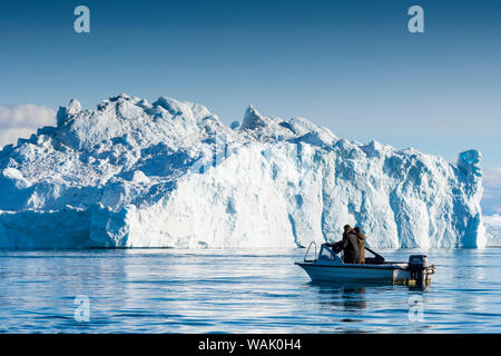 Le Groenland, Ilulissat. Pêche à la population locale parmi les icebergs dans le fjord glacé. Banque D'Images