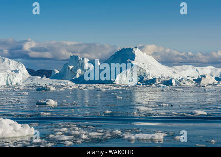 Le Groenland, Ilulissat. Icebergs et brash dans le fjord glacé. Banque D'Images