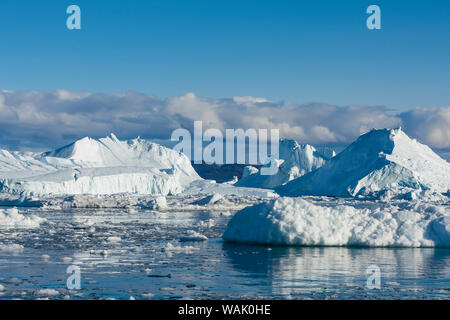 Le Groenland, Ilulissat. Icebergs et brash dans le fjord glacé. Banque D'Images