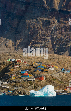 Le Groenland, l'Uummannaq. Maisons colorées parsèment le paysage rocheux. Banque D'Images