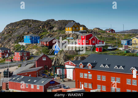 Le Groenland, Sisimiut. Maisons colorées sur le haut des collines rocheuses. Banque D'Images