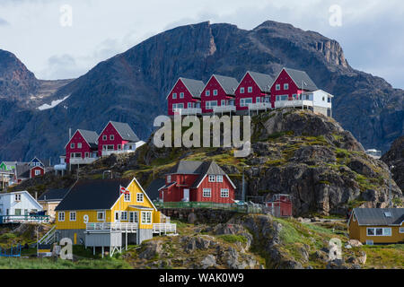 Le Groenland, Sisimiut. Maisons colorées sur le haut des collines rocheuses. Banque D'Images