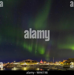 Northern Lights sur la vieille ville et port colonial. Nuuk, capitale du Groenland. Banque D'Images