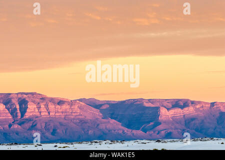 USA, Nouveau Mexique, White Sands National Park. Dunes de sable et les montagnes au coucher du soleil. En tant que crédit : Cathy & Gordon Illg / Jaynes Gallery / DanitaDelimont.com Banque D'Images