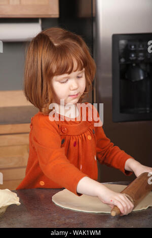 Rouler la pâte à tarte de fille. (MR, communication) Banque D'Images