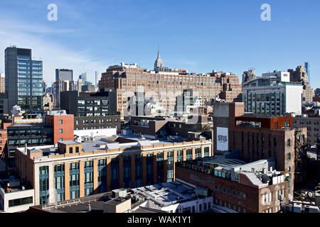 Usa, New York, Manhattan. Vue depuis la terrasse du musée MoMa, sommet de l'Empire State Building construction Terrasse derrière Londres Banque D'Images