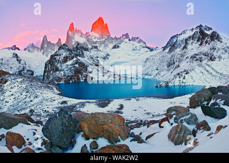 L'Argentine, la Patagonie, le Parc National Los Glaciares. Lever du soleil sur le Mont Fitz Roy et Laguna de los Tres. En tant que crédit : Dennis Kirkland / Jaynes Gallery / DanitaDelimont.com Banque D'Images