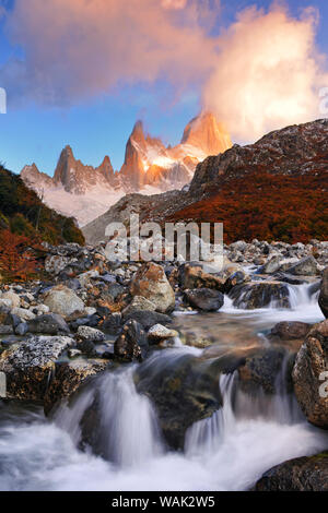 L'Argentine, la Patagonie, le Parc National Los Glaciares. Le mont Fitz Roy et Rio Blanco river au lever du soleil. En tant que crédit : Dennis Kirkland / Jaynes Gallery / DanitaDelimont.com Banque D'Images